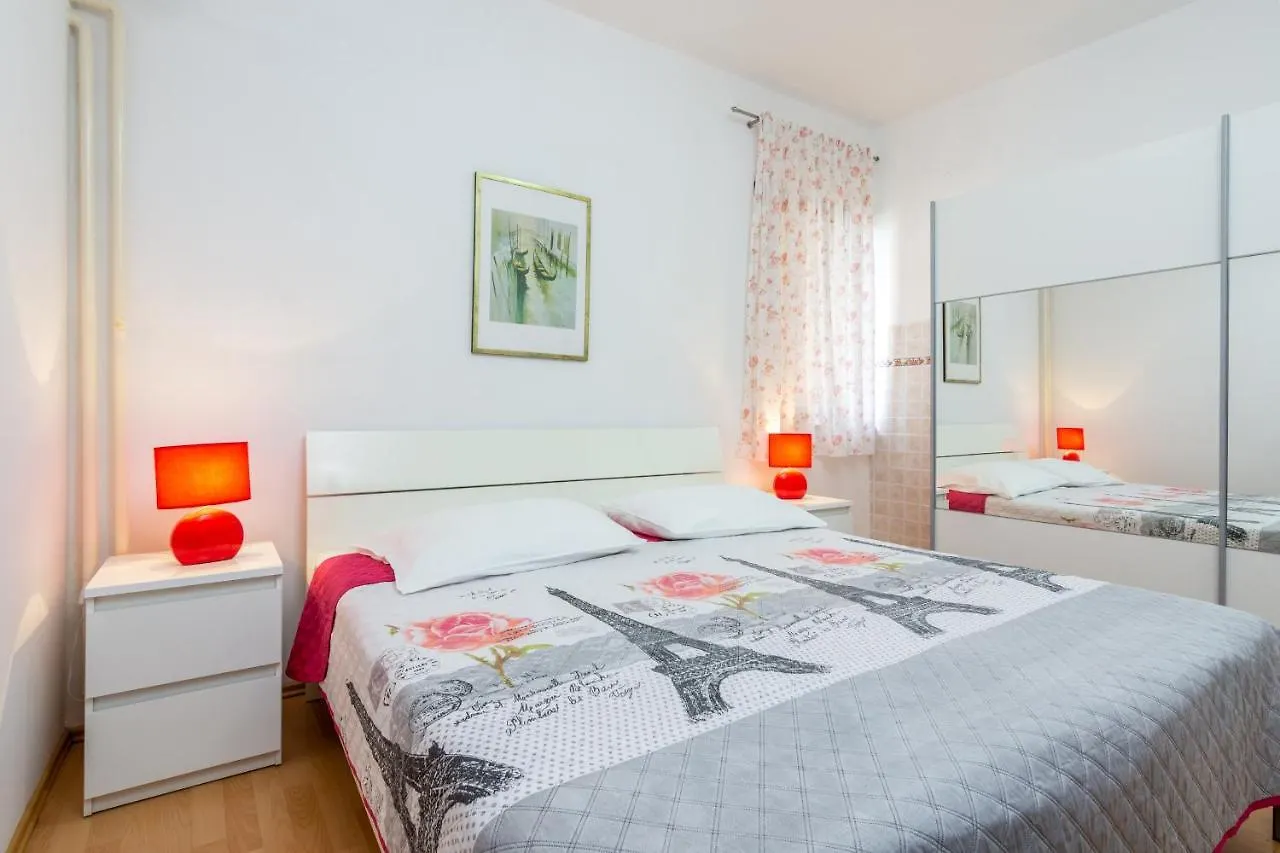 Apartments With A Parking Space Medulin - 7657 Croatia