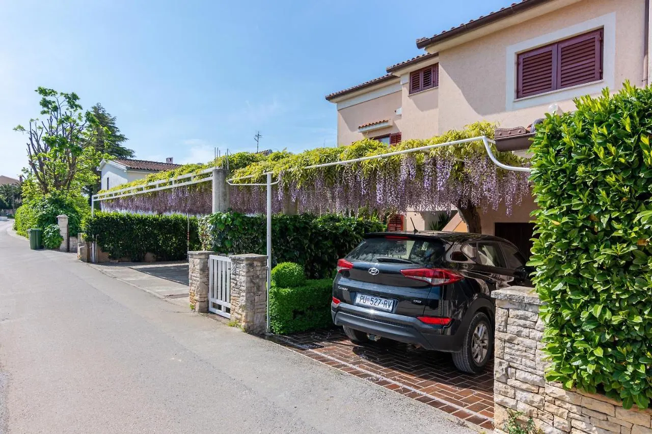 Apartments With A Parking Space Medulin - 7657 0*,  Croatia
